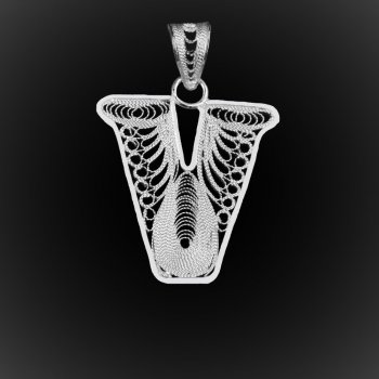 Pendentif Initiale "V" en broderie d'argent Pendentif Initiale "V" en broderie d'argent