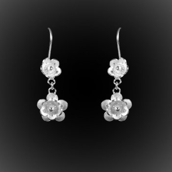 Boucles d'oreilles Pushing Daisies pendantes en broderie d'argent Boucles d'oreilles Pushing Daisies pendantes en broderie d'argent