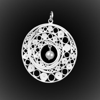 Pendentif Open Galaxy en broderie d'argent Pendentif Open Galaxy en broderie d'argent