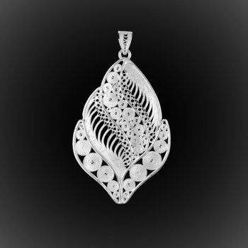Pendentif Vent des neiges en broderie d'argent Pendentif Vent des neiges en broderie d'argent