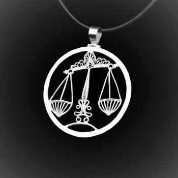 Pendentif Balance en broderie d'argent Pendentif Balance en broderie d'argent