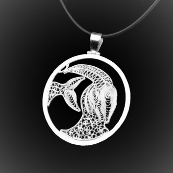 Pendentif Capricorne en broderie d'argent Pendentif Capricorne en broderie d'argent