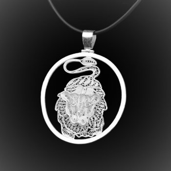 Pendentif Lion en broderie d'argent Pendentif Lion en broderie d'argent