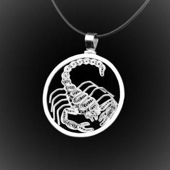 Pendentif Scorpion en broderie d'argent Pendentif Scorpion en broderie d'argent