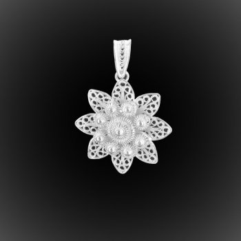 Pendentif Mylena en broderie d'argent Pendentif Mylena en broderie d'argent