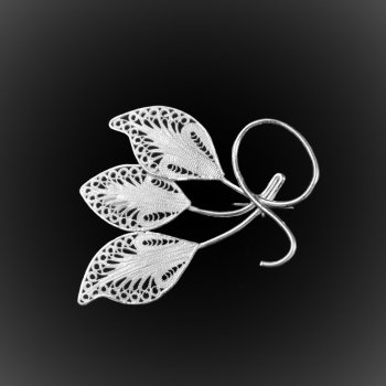 Broche Triple Leaf en broderie d'argent Broche Triple Leaf en broderie d'argent