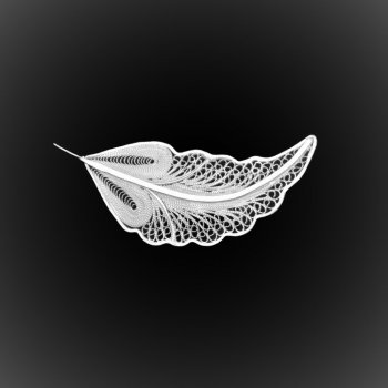Broche Pocahontas en broderie d'argent Broche Pocahontas en broderie d'argent