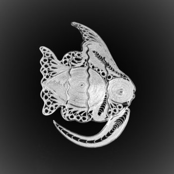 Broche Nageoire en broderie d'argent Broche Nageoire en broderie d'argent
