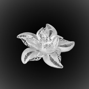 Broche Pendentif La princesse des glaciers en broderie d'argent Broche Pendentif La princesse des glaciers en broderie d'argent