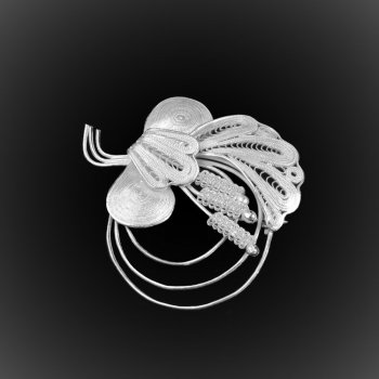 Broche Mère Nature en broderie d'argent Broche Mère Nature en broderie d'argent