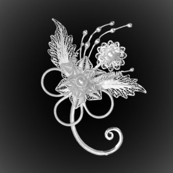 Broche Fête de l'Amour en broderie d'argent Broche Fête de l'Amour en broderie d'argent