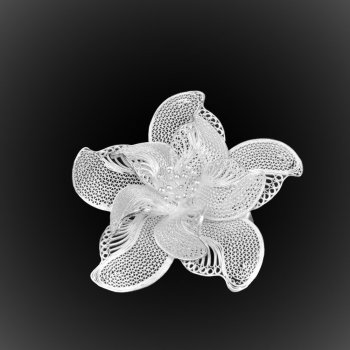 Broche Pendentif Evangeline en broderie d'argent Broche Pendentif Evangeline en broderie d'argent