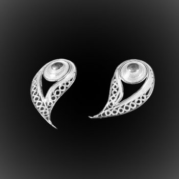 Clous d'oreilles Plume de paon en broderie d'argent Clous d'oreilles Plume de paon en broderie d'argent