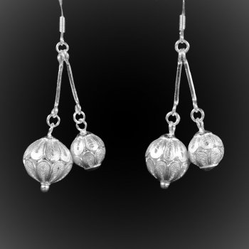 Boucles d'oreilles Tibétaines doubles sur axe en broderie d'argent Boucles d'oreilles Tibétaines doubles sur axe en broderie d'argent