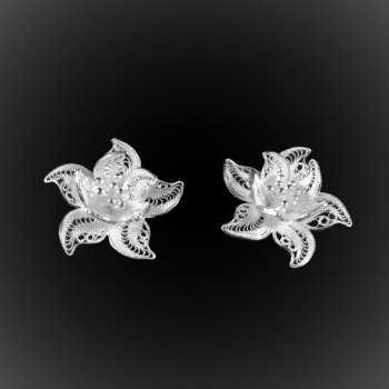 Clous d'oreilles Nénuphar en broderie d'argent Clous d'oreilles Nénuphar en broderie d'argent
