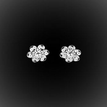 Clous d'oreilles Marguerite en broderie d'argent Clous d'oreilles Marguerite en broderie d'argent