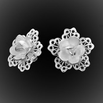 Clous d'oreilles Pétales de dentelle en broderie d'argent Clous d'oreilles Pétales de dentelle en broderie d'argent