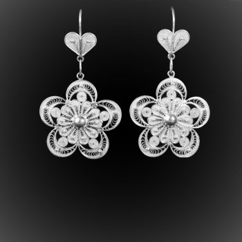 Boucles d'oreilles Coeur de fleur pendantes en broderie d'argent Boucles d'oreilles Coeur de fleur pendantes en broderie d'argent