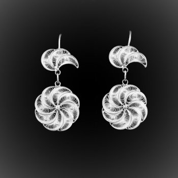 Boucles d'oreilles Curl pendantes en broderie d'argent Boucles d'oreilles Curl pendantes en broderie d'argent