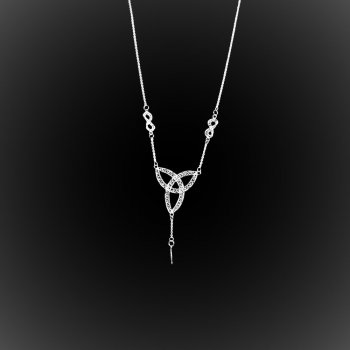 Collier Triquetra en broderie d'argent Collier Triquetra en broderie d'argent