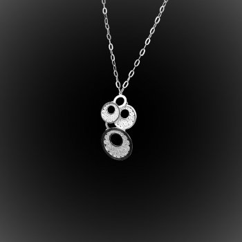 Collier Les mailles du temps en broderie d'argent Collier Les mailles du temps en broderie d'argent