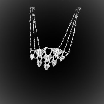 Collier Anthurium en broderie d'argent Collier Anthurium en broderie d'argent