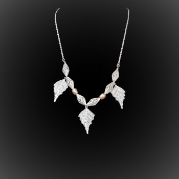 Collier Feuille de chêne en broderie d'argent Collier Feuille de chêne en broderie d'argent