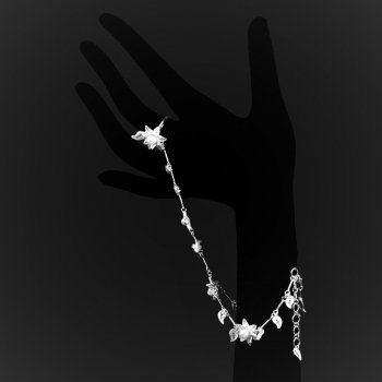 Parure de main Pétale d'amour en broderie d'argent Parure de main Pétale d'amour en broderie d'argent