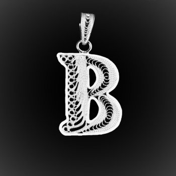 Pendentif Initiale "B" en broderie d'argent Pendentif Initiale "B" en broderie d'argent