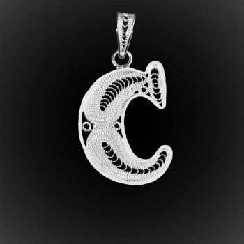 Pendentif Initiale "C" en broderie d'argent Pendentif Initiale "C" en broderie d'argent