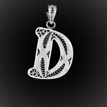 Pendentif Initiale "D" en broderie d'argent Pendentif Initiale "D" en broderie d'argent