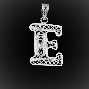 Pendentif Initiale "E" en broderie d'argent Pendentif Initiale "E" en broderie d'argent