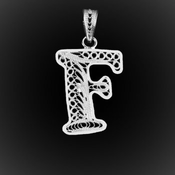 Pendentif Initiale "F" en broderie d'argent Pendentif Initiale "F" en broderie d'argent