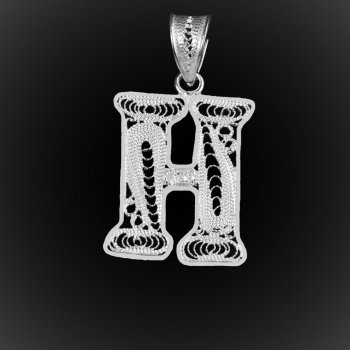 Pendentif Initiale "H" en broderie d'argent Pendentif Initiale "H" en broderie d'argent