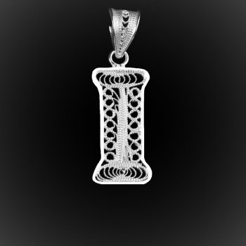 Pendentif Initiale "I" en broderie d'argent Pendentif Initiale "I" en broderie d'argent