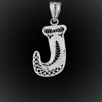 Pendentif Initiale "J" en broderie d'argent Pendentif Initiale "J" en broderie d'argent
