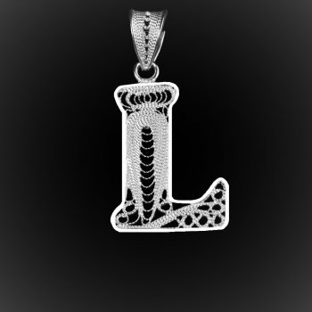 Pendentif Initiale "L" en broderie d'argent Pendentif Initiale "L" en broderie d'argent