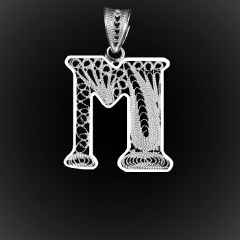 Pendentif Initiale "M" en broderie d'argent Pendentif Initiale "M" en broderie d'argent
