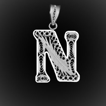 Pendentif Initiale "N" en broderie d'argent Pendentif Initiale "N" en broderie d'argent