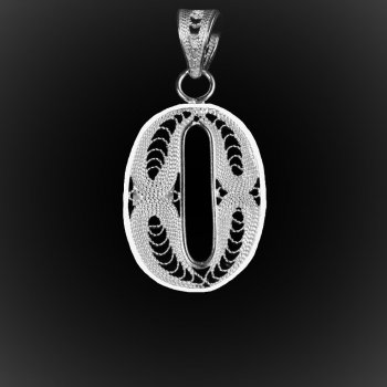 Pendentif Initiale "O" en broderie d'argent Pendentif Initiale "O" en broderie d'argent