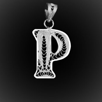 Pendentif Initiale "P" en broderie d'argent Pendentif Initiale "P" en broderie d'argent