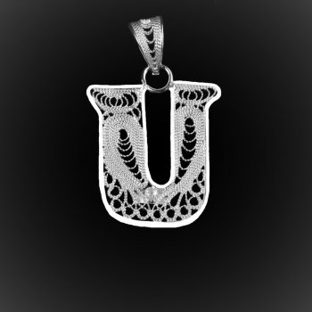 Pendentif Initiale "U" en broderie d'argent Pendentif Initiale "U" en broderie d'argent