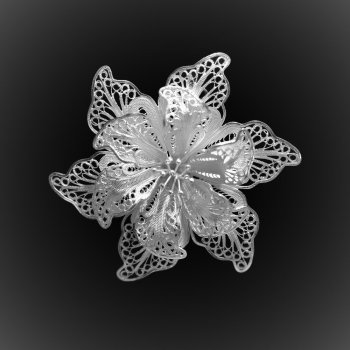 Broche Pétales de lune en broderie d'argent Broche Pétales de lune en broderie d'argent