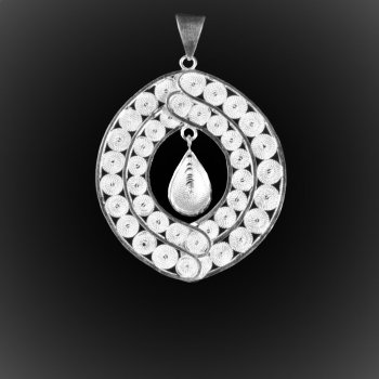 Pendentif Au coeur de l'Iris en broderie d'argent Pendentif Au coeur de l'Iris en broderie d'argent