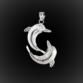 Pendentif Dauphins en broderie d'argent Pendentif Dauphins en broderie d'argent