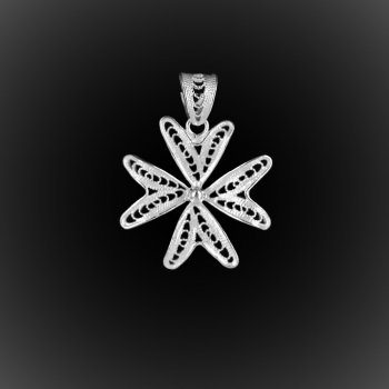 Pendentif La Croix de Malte en broderie d'argent Pendentif La Croix de Malte en broderie d'argent