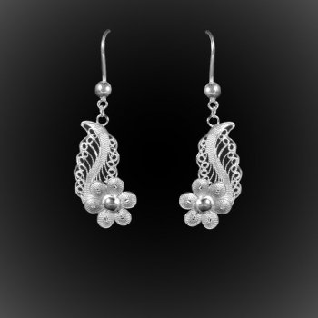 Boucles d'oreilles Flower Leaf en broderie d'argent Boucles d'oreilles Flower Leaf en broderie d'argent