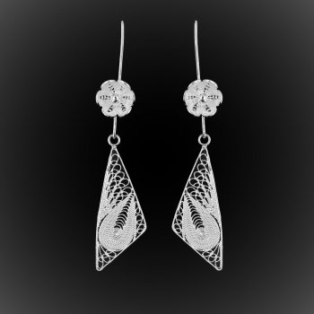 Boucles d'oreilles Le triangle des Bermudes en broderie d'argent Boucles d'oreilles Le triangle des Bermudes en broderie d'argent