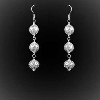 Boucles d'oreilles Tibétaines longues en broderie d'argent Boucles d'oreilles Tibétaines longues en broderie d'argent