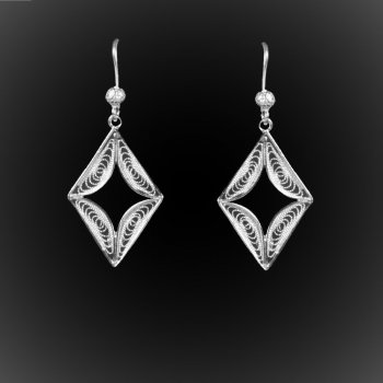 Boucles d'oreilles Les diamants d'argent brodé Boucles d'oreilles Les diamants d'argent brodé